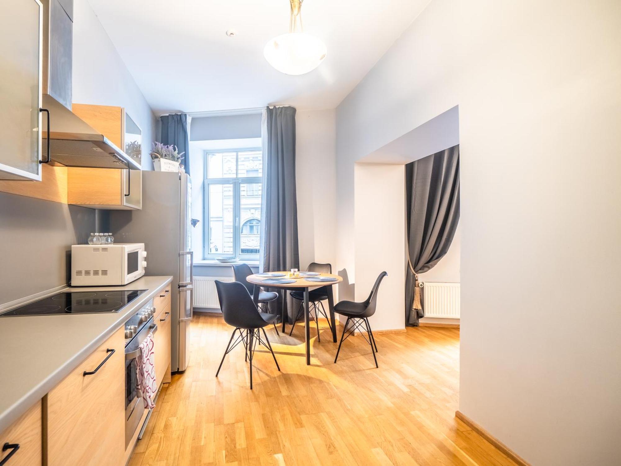 Spacious 2br For 8 Guests, Quite Centre, Art Nouveau Area